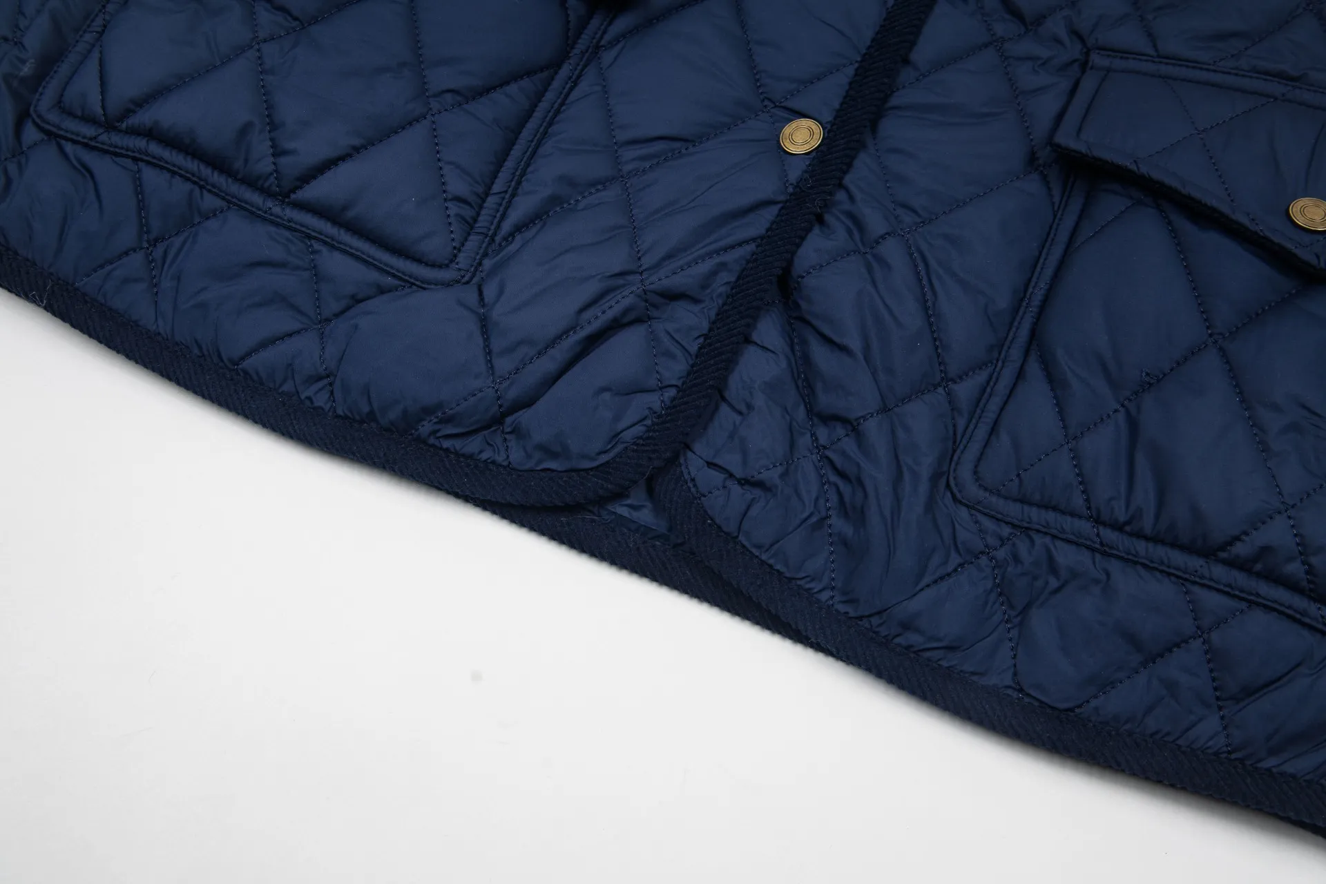 P330 Model No.: G130 Ralph Lauren New Ralph Lauren chest logo embroidery diamond plaid lapel corduroy cotton jacket 1️⃣Selected high-quality high-elastic cotton, perfect control of workmanship details, exquisite small logo embroidery on the chest, corduroy color-blocked lapels, pocket design full of details, highlighting personality! The version is simple but not simple! 3️⃣It is very youthful and energetic, and can be easily worn by both men and women. It is very in line with the fashion aesthetic concepts of today's young people! 4️⃣A full set of customized accessories, complete with three standards, same style for men and women, a must-have for couples! Color: black, navy blue, apricot Size: S, M, L, XL
